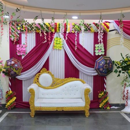 Shourya Hotel And Banquet Noida Buitenkant foto