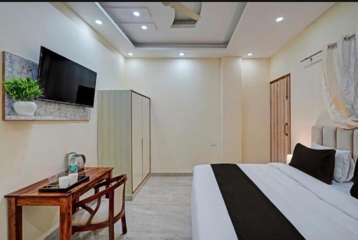 Shourya Hotel And Banquet Noida Buitenkant foto