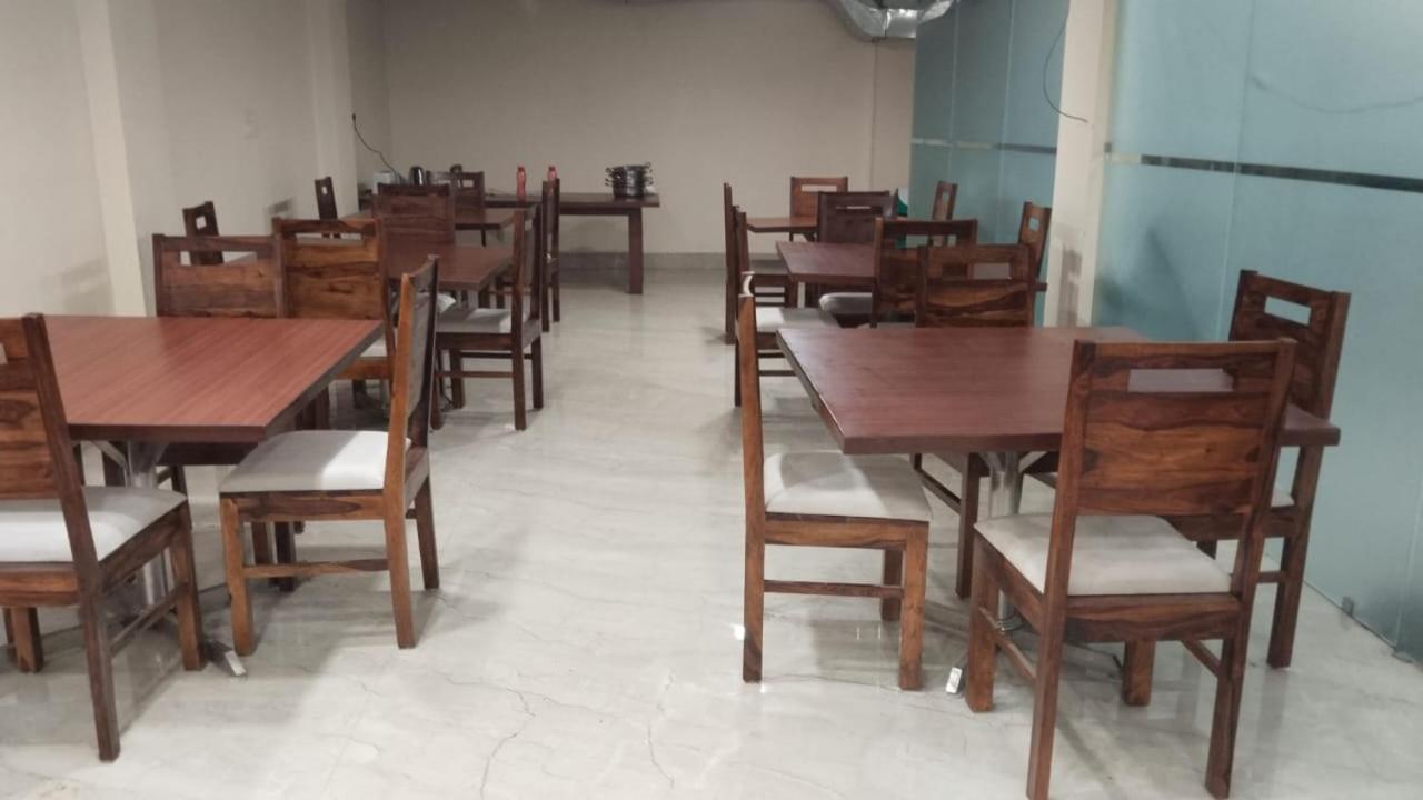 Shourya Hotel And Banquet Noida Buitenkant foto