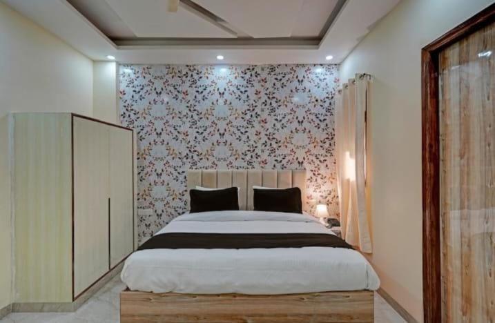 Shourya Hotel And Banquet Noida Buitenkant foto