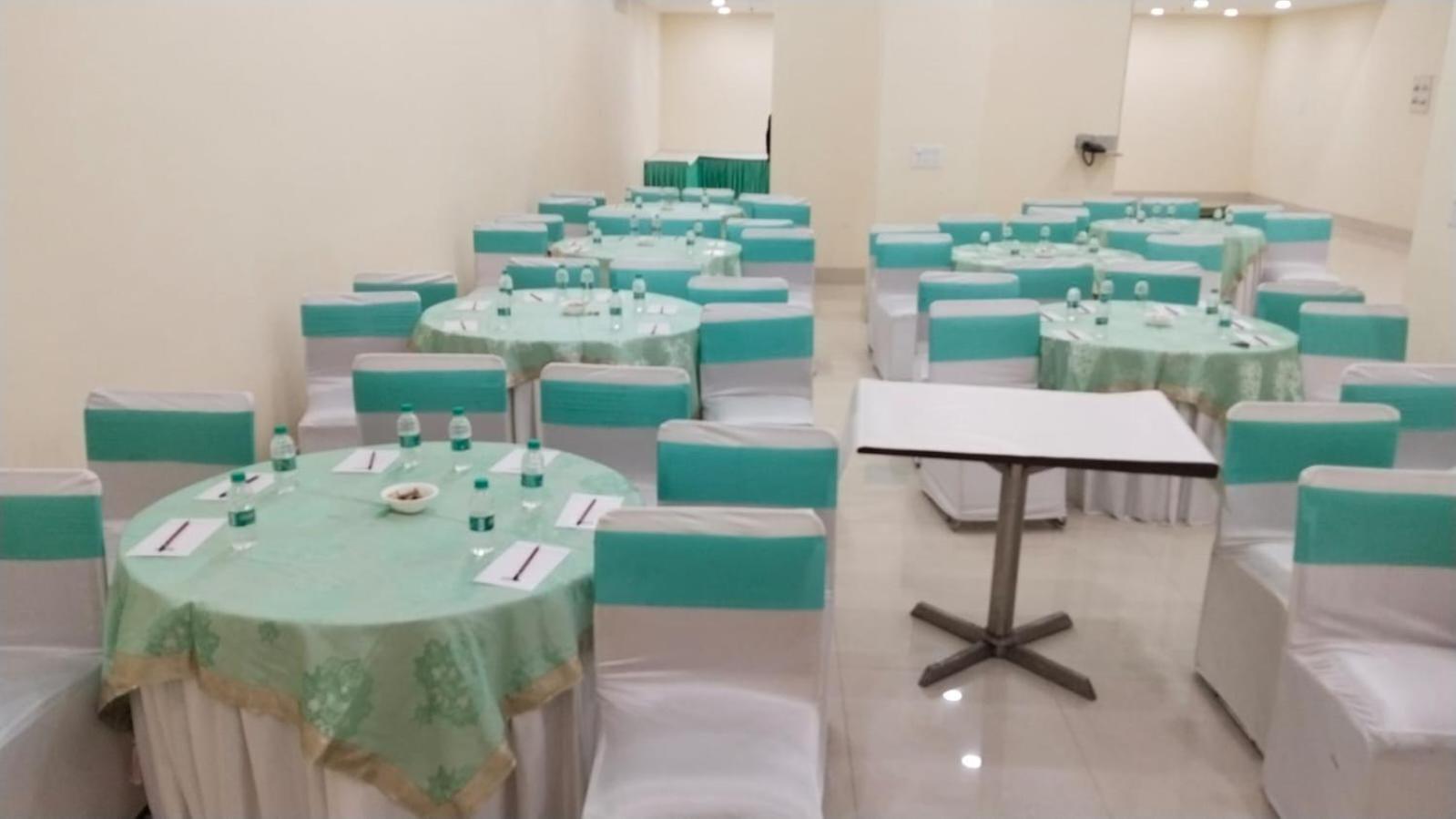 Shourya Hotel And Banquet Noida Buitenkant foto