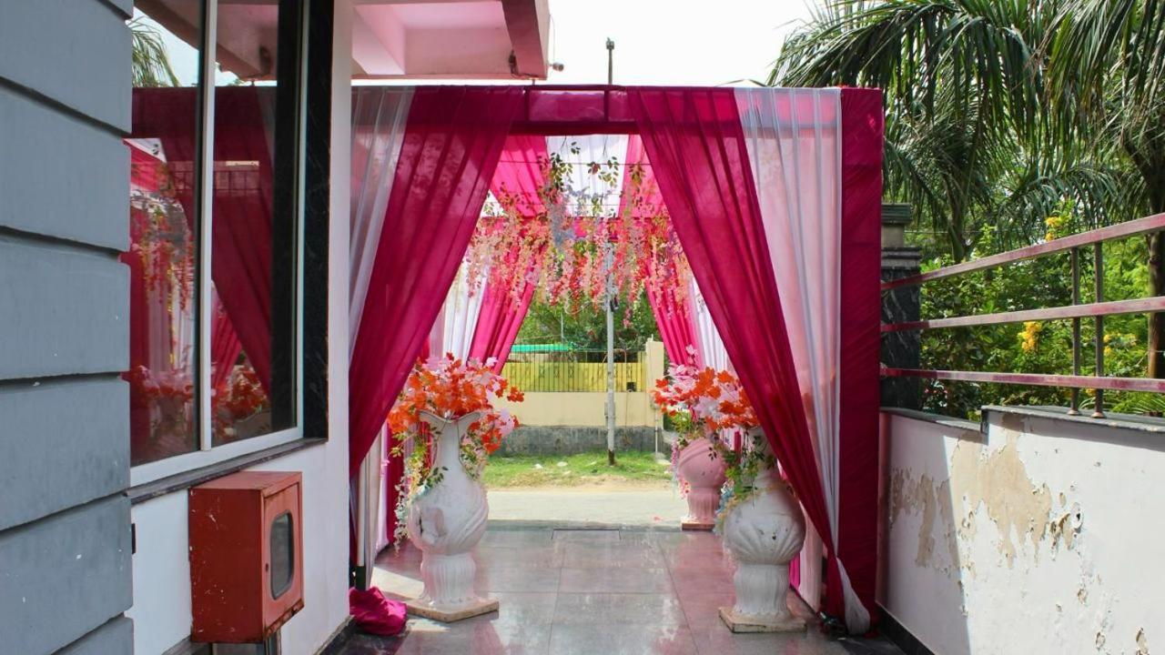 Shourya Hotel And Banquet Noida Buitenkant foto
