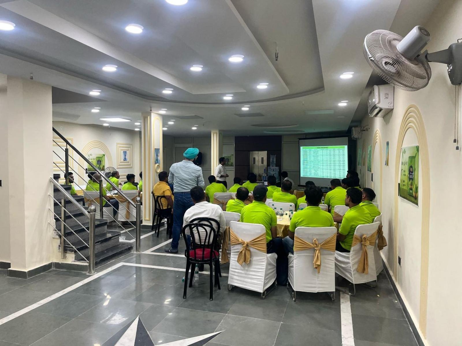 Shourya Hotel And Banquet Noida Buitenkant foto