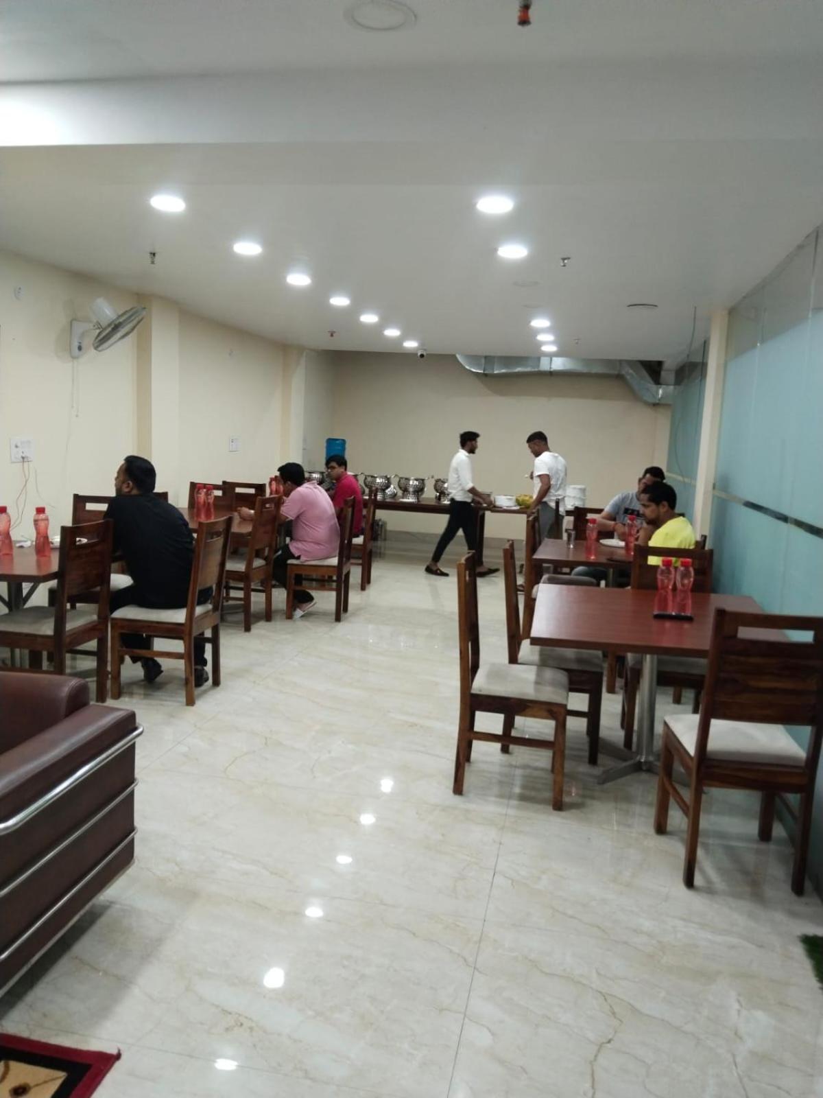 Shourya Hotel And Banquet Noida Buitenkant foto